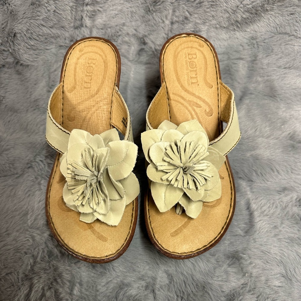 Born Sandals - White leather with floral rosette - Size 6 - Never worn